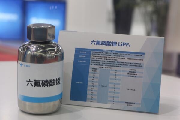 【電解液周報(bào)】2022年國內(nèi)電解液溶劑市場(chǎng)規(guī)模已超100億元！多家企業(yè)擴(kuò)產(chǎn)電解液材料