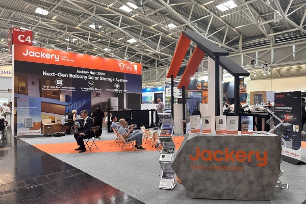 超級混充技術!華寶新能DIY小型家庭綠電系統亮相歐洲光伏展