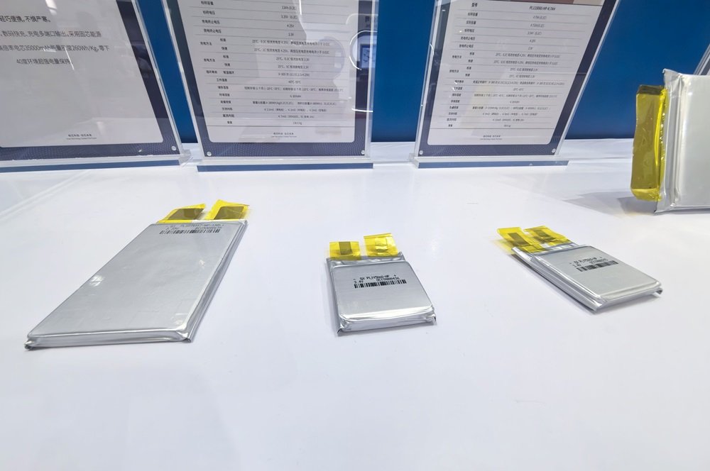 AI引領(lǐng)消費(fèi)電子新一輪創(chuàng)新 2024年全球小軟包電池出貨59.6億只