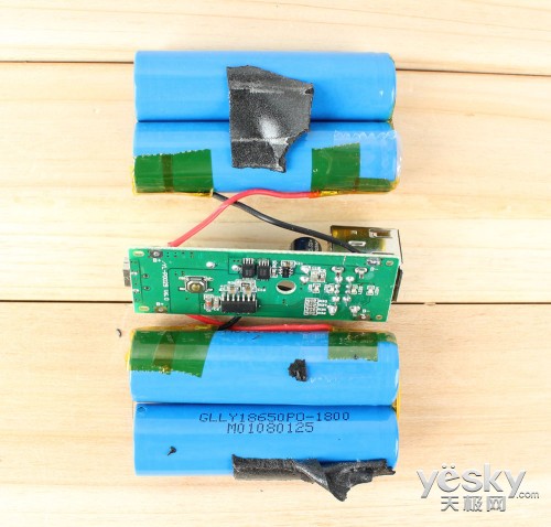 12000mAh移動(dòng)電源的電芯容量1800mAh，共4節(jié)。實(shí)際總?cè)萘?200mAh，虛標(biāo)4800mAh。