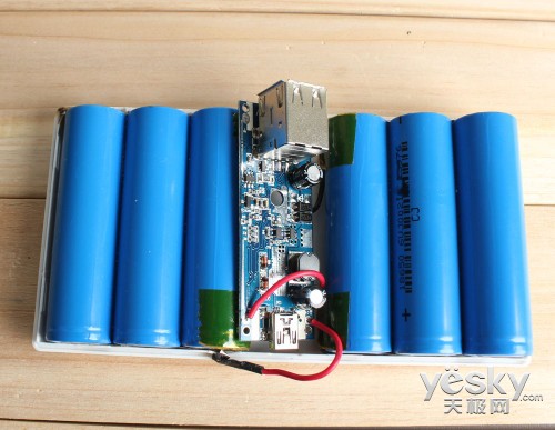 移動(dòng)電源由三部分組成：外殼、電路板、電芯