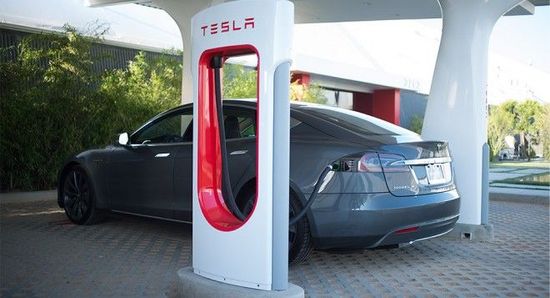 Tesla為何推90秒換電池技術？