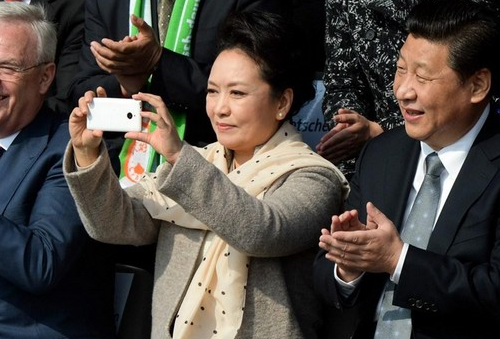 彭麗媛秀手機 使用的是中興努比亞z5mini