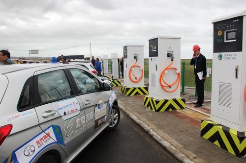 首屆環青海湖(國際)電動汽車挑戰賽從湟源駛入青海湖 