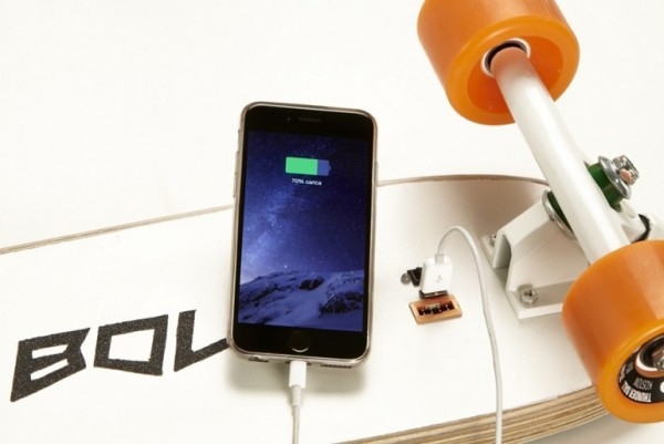 電動滑板小而美  Bolt不僅能通勤還能給手機充電