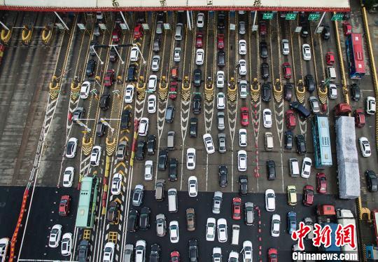 車多擁擠 江蘇南京上空無人機(jī)巡航高速報(bào)路況