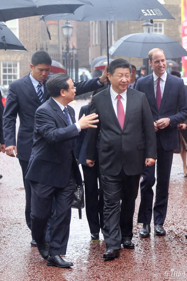 比亞迪總裁王傳福向習主席介紹純電動雙層大巴