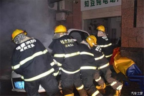 疑似知豆電動(dòng)車自燃凸顯低速電動(dòng)車危機(jī)1