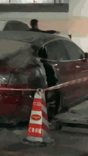 針對上海特斯拉爆燃，馬斯克連發三條推文，吐槽媒體，推卸責任