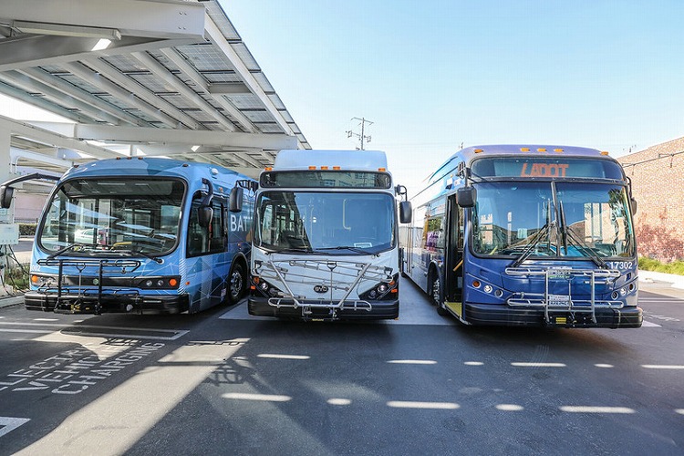 “2028年零排放指南”發布會現場展示了部分參與合作的電動車輛