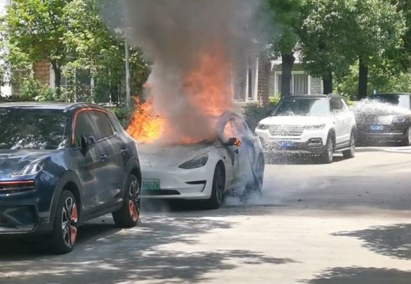 廣州一特斯拉疑似“自燃”:還燒毀旁邊寶馬7系!緊急回應來了
