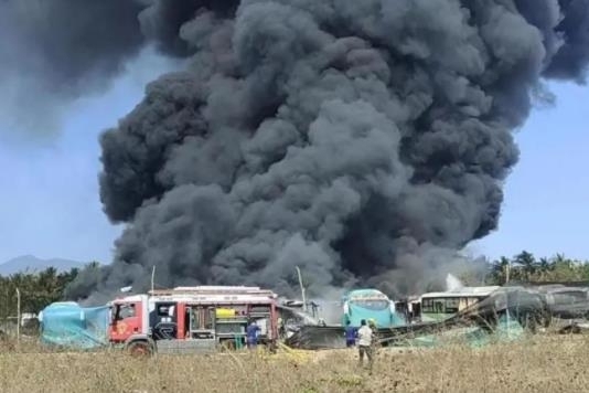 67輛新能源客車過火，現場濃煙沖天！