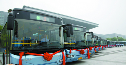 湖北襄陽50輛氣電混合動力公交車上路