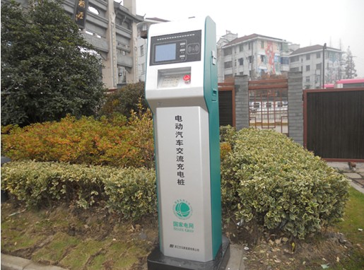 落寞的汽車(chē)充電樁 