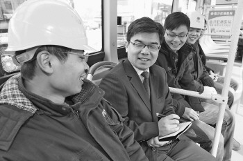 全國人大代表鄒兵在臨沂電動汽車充換電站調(diào)研