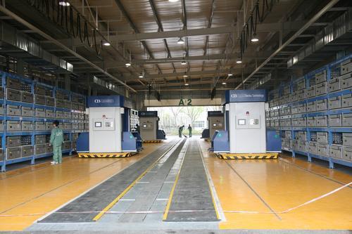 圖為上海世博會(huì)純電動(dòng)公交車(chē)充電站