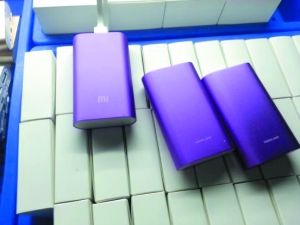 黑工廠月銷(xiāo)假小米移動(dòng)電源10萬(wàn)臺(tái) 負(fù)責(zé)人被警方帶走