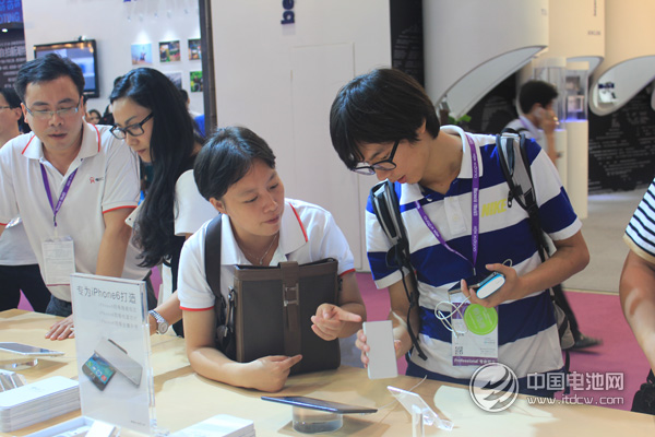 電小二攜手“特斯拉”亮相數字世界展會引轟動