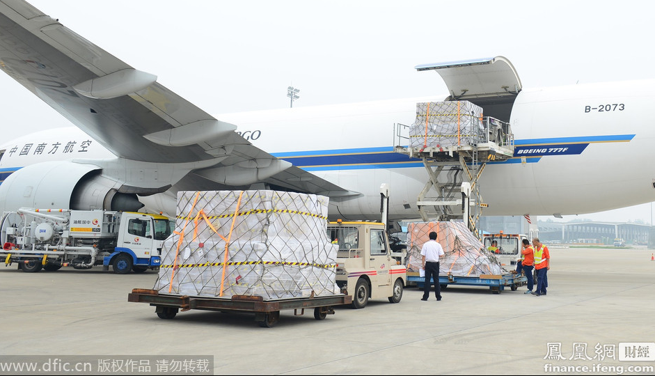 首批93噸蘋果iPhone 6從富士康鄭州工廠運抵美國 首批93噸蘋果iPhone 6從富士康鄭州工廠運抵美國