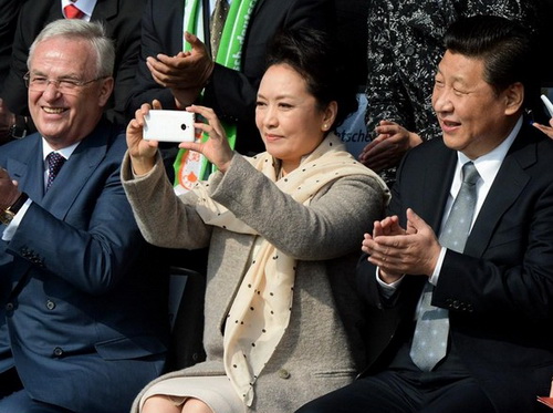 中國領(lǐng)導(dǎo)人攜國產(chǎn)手機(jī)出訪 李克強(qiáng)說小米已成大米