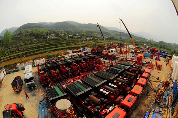 圖為今年4月重慶涪陵,對焦頁9-1HF、9-3HF兩口井“井工廠”實施的交叉式壓裂施工現場 圖為今年4月重慶涪陵,對焦頁9-1HF、9-3HF兩口井“井工廠”實施的交叉式壓裂施工現場