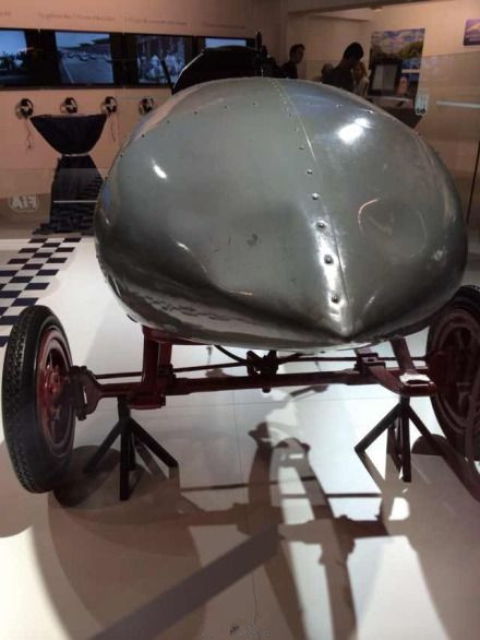 巴黎驚現(xiàn)世界上首輛時(shí)速超過百公里電動(dòng)汽車