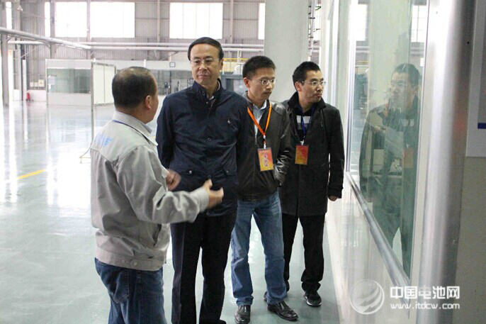 中國(guó)科學(xué)院萬(wàn)立駿院士攜研究團(tuán)隊(duì)郭玉國(guó)、曹安民及嚴(yán)會(huì)娟等研究員一行蒞臨成都興能新材料有限公司進(jìn)行調(diào)研指導(dǎo)，并作學(xué)術(shù)報(bào)告和技術(shù)交流。