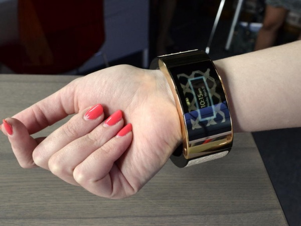 智能手表:可穿戴市場的敲門磚 尷尬淪為雞肋 智能手表:可穿戴市場的敲門磚 尷尬淪為雞肋