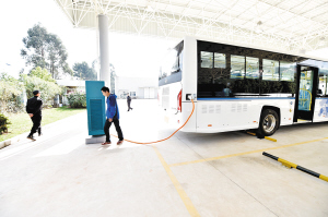 首批五龍純電動(dòng)汽車下線 電動(dòng)商務(wù)車1度電可跑3公里 首批五龍純電動(dòng)汽車下線 電動(dòng)商務(wù)車1度電可跑3公里