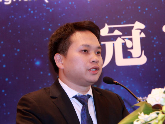 由《證券市場周刊》主辦的第八屆（2014）賣方分析師水晶球獎“年度頒獎盛典暨冠軍論壇”于2014年11月16日在北京唐拉雅秀酒店隆重舉行。上圖為招商證券首席分析師（第八屆水晶球電子行業第一名）鄢凡。(圖片來源：新浪財經 劉海偉 攝)