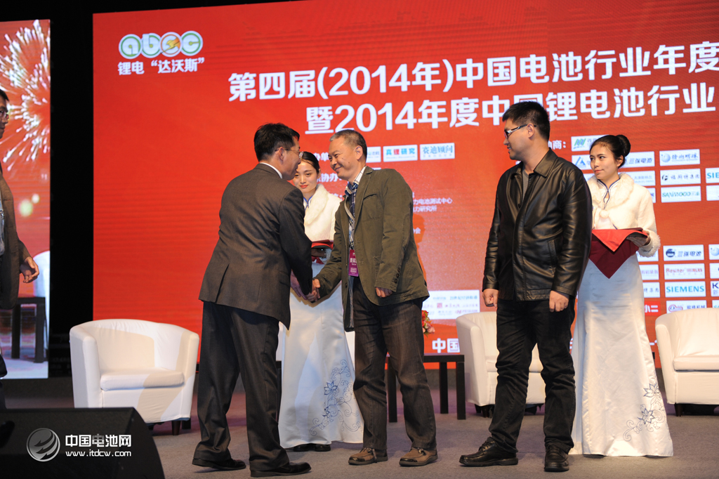 第二屆鋰電“達(dá)沃斯”論壇上年度人物頒獎盛典