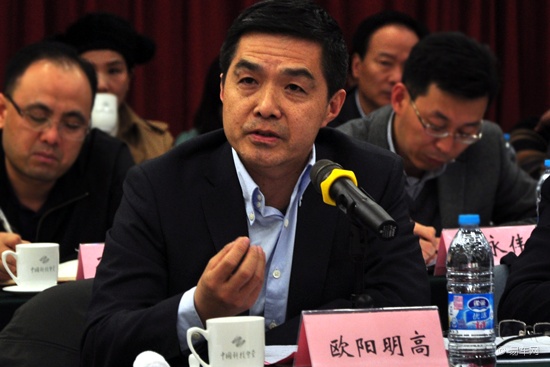 歐陽明高：純電動公交不可能退出推廣計劃