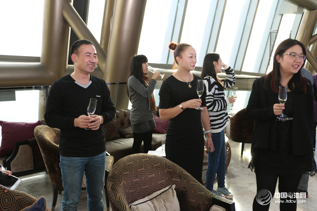 蘋果iPhone天生伴侶  深圳倍斯特推出小蘋果移動電源