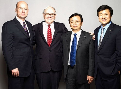 資料圖片:巴菲特(左二)與熱門接班人李祿(右一)。圖片來(lái)源 網(wǎng)絡(luò) 資料圖片:巴菲特(左二)與熱門接班人李祿(右一)。圖片來(lái)源 網(wǎng)絡(luò)