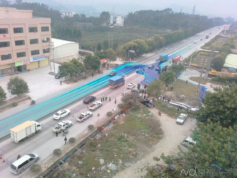 廣東江門(mén)6桶鋰電池廢電解液泄露 染藍(lán)近百米路面