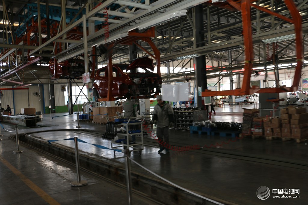 活動(dòng)得到了山東省汽車行業(yè)協(xié)會(huì)的大力支持。圖為調(diào)研團(tuán)在山東德州——德州寶雅新能源汽車有限公司考察、交流。