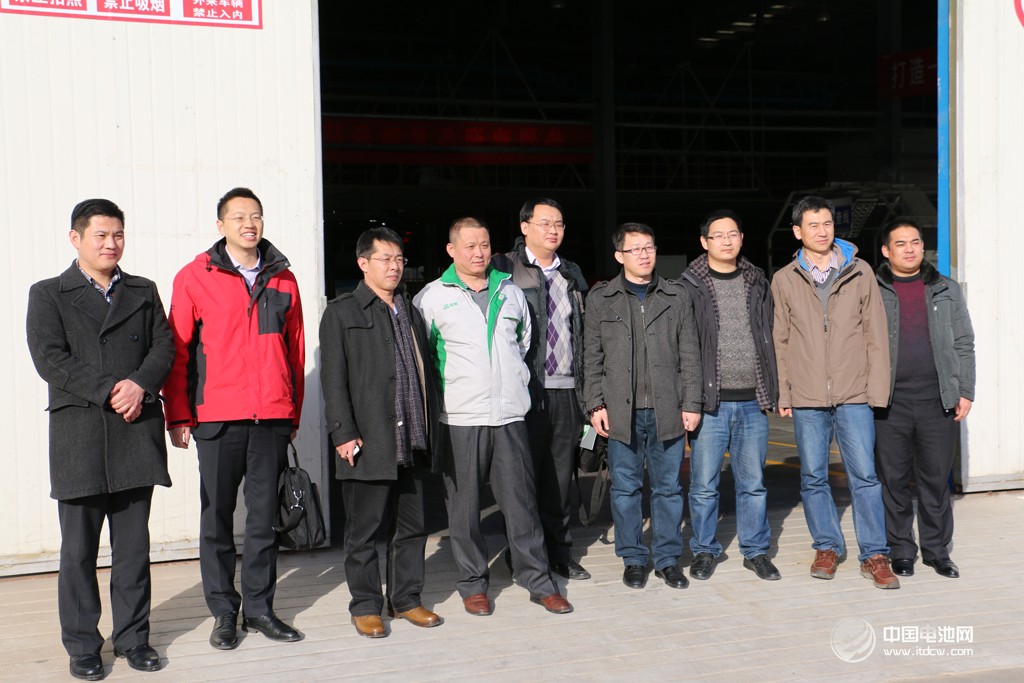 活動(dòng)得到了山東省汽車行業(yè)協(xié)會(huì)的大力支持。圖為調(diào)研團(tuán)在山東德州——德州寶雅新能源汽車有限公司考察、交流。