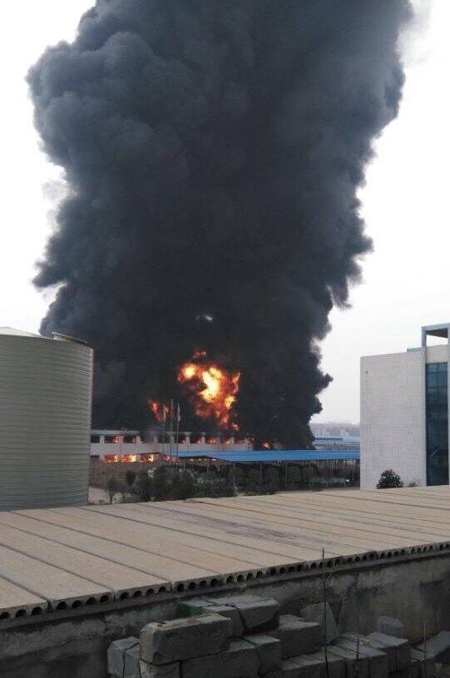湖南寧鄉(xiāng)海納新材料爆炸濃煙沖天 多輛消防車參與救援 湖南寧鄉(xiāng)海納新材料爆炸濃煙沖天 多輛消防車參與救援