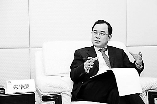 3月6日,長安汽車在重慶正式發布了面向未來10年的新能源汽車發展戰略。根據戰略內容,長安將以純電驅動為主線,同步發展插電式混合動力及純電動兩大技術平臺,力爭通過十年,推出34款產品,累積銷量達到200萬輛。為達到這一目標,未來十年,長安汽車將投入180億元,從研發、技術、供應、運營4個層面給予強力保障。對于這樣的宏大規劃,長安是如何考慮的?本報專訪了長安汽車總裁朱華榮。