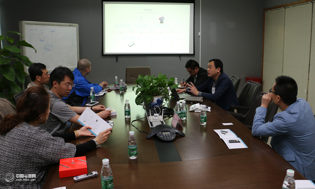 電小二高管向中國電池網記者一行介紹公司新品研發及品牌營銷情況