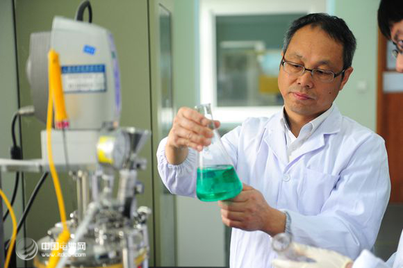 湯衛平:海歸博士有“鋰“想 改變灰色天空 湯衛平:海歸博士有“鋰“想 改變灰色天空