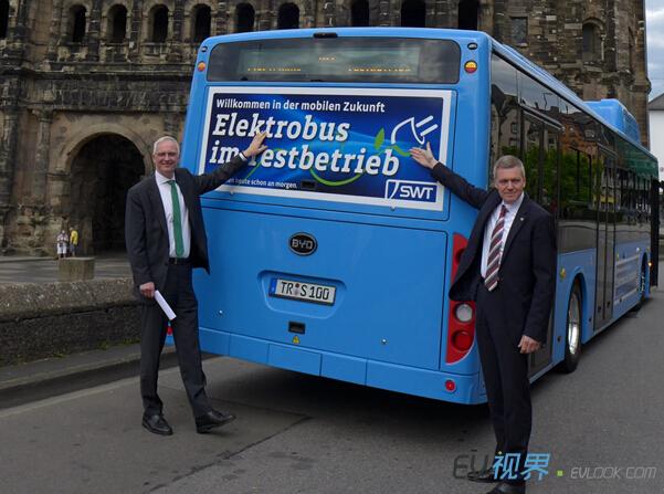 再傳綠色夢(mèng)想 比亞迪純電動(dòng)大巴駛?cè)氲聡?guó)歷史古城