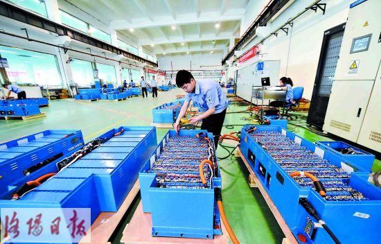 今年1月至4月,中航鋰電實現產值、銷售收入、利潤總額同比分別增長2.76倍、3.79倍和2.7倍。 今年1月至4月,中航鋰電實現產值、銷售收入、利潤總額同比分別增長2.76倍、3.79倍和2.7倍。