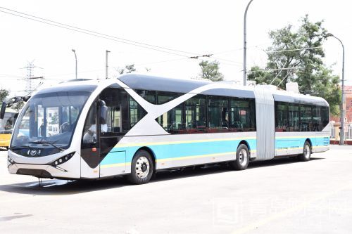 青島雙源無軌電車將運行 自帶電池可“裸奔” 青島雙源無軌電車將運行 自帶電池可“裸奔”