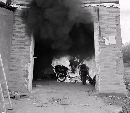 電動車起火:3分鐘火場超千度 30秒毒氣覆蓋 電動車起火:3分鐘火場超千度 30秒毒氣覆蓋