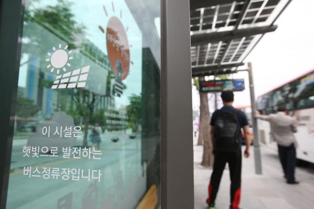 首爾公交站裝太陽能電池組  可同時為60部手機充電