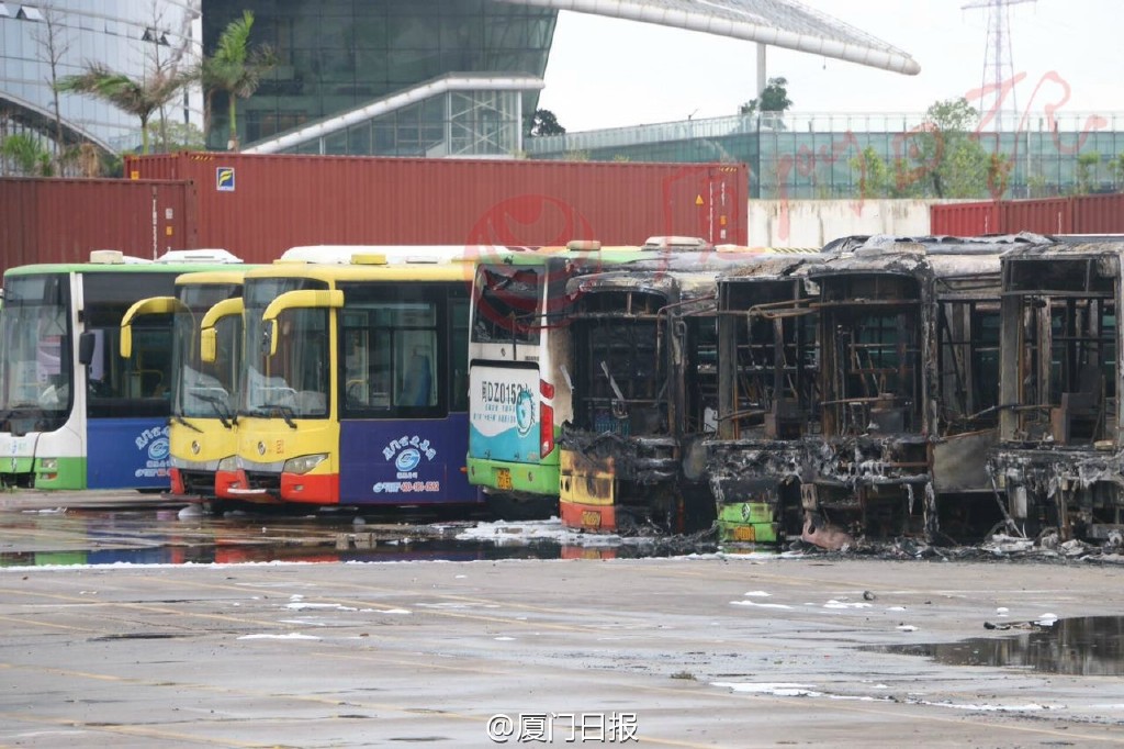 廈門公交場站起火 11車被燒損1人送醫途中身亡