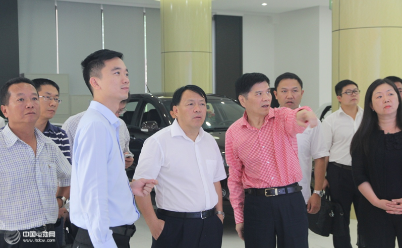 胡曉明向王春燕副市長一行介紹杭州微公交項目 胡曉明向王春燕副市長一行介紹杭州微公交項目