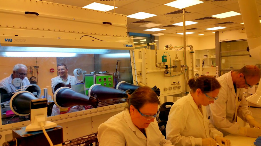 StoreDot團(tuán)隊(duì)有50人,其中20個(gè)研究者具博士學(xué)位 StoreDot團(tuán)隊(duì)有50人,其中20個(gè)研究者具博士學(xué)位