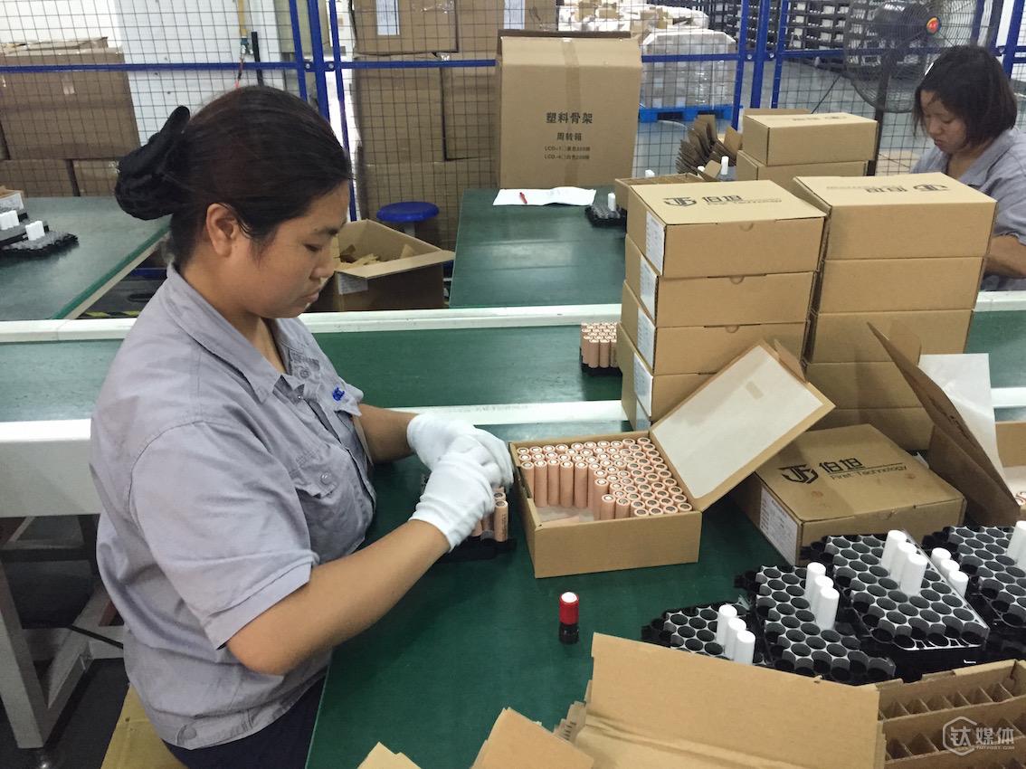 工人首先檢查電芯質量 工人首先檢查電芯質量